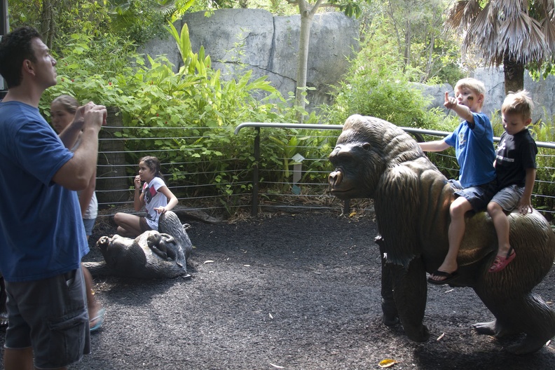 316-5366 San Diego Zoo - Gorilla Statues.jpg
